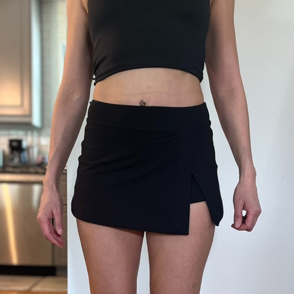 Forever 21 Black Tulip-Hem Flare Skort SMALL